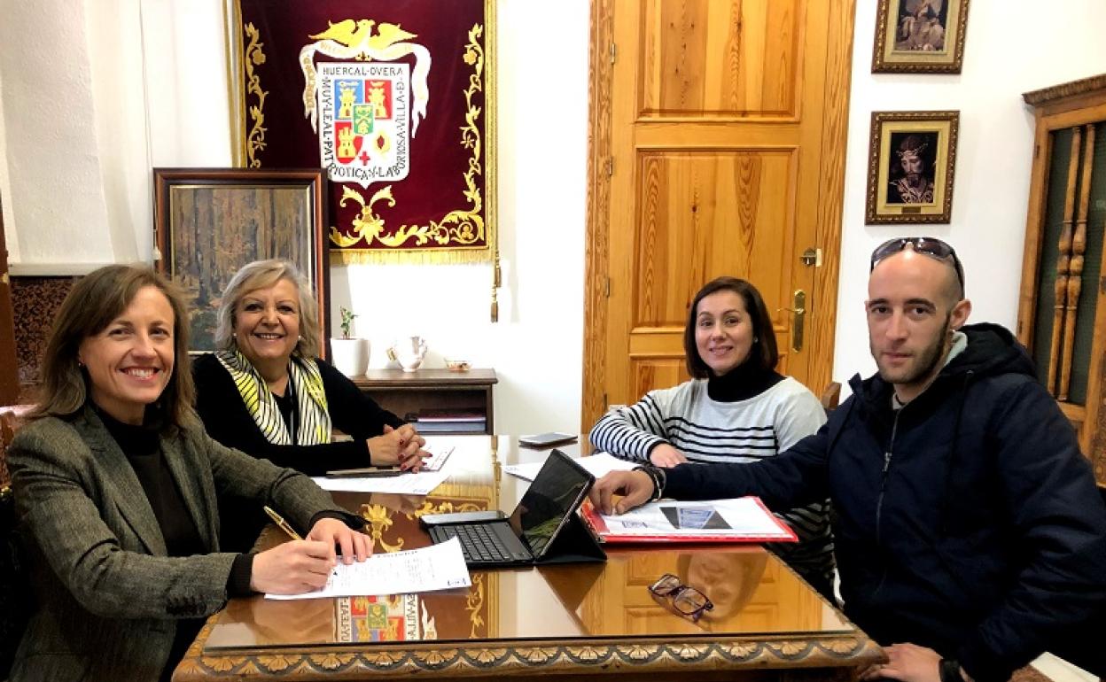 Firma del acuerdo con TEAVIAL en el Ayuntamiento de Huércal-Overa. 