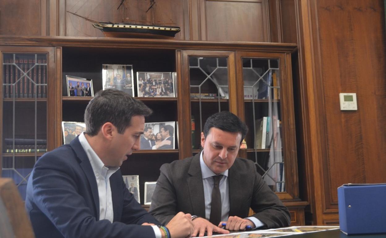 Reunión para la remodelación del entorno del 'Puente Viejo'.