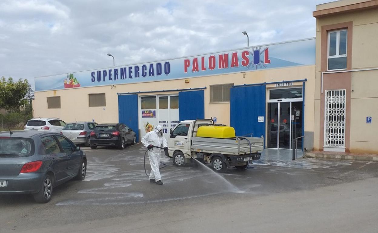 Se procede a la desinfección de todas las calles del municipio y sus pedanías. 