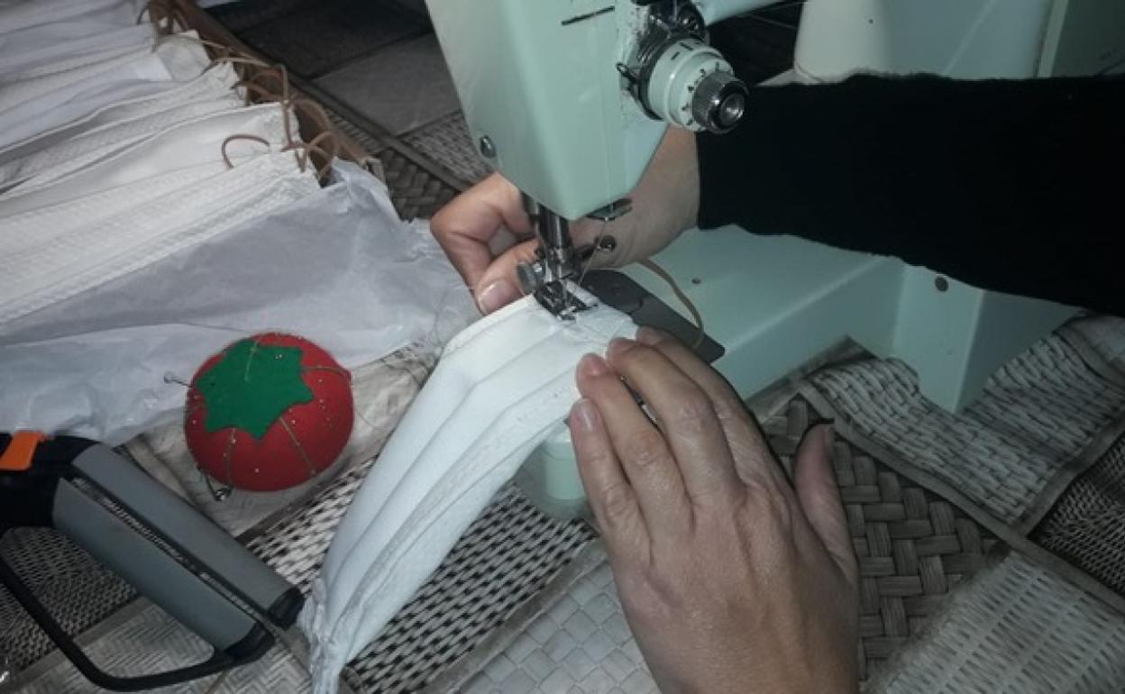 Vecinas de Mojácar se suman a la confección de mascarillas