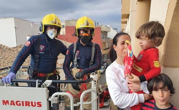 Emotiva felicitación de Bomberos del Levante a un niño de Huércal-Overa