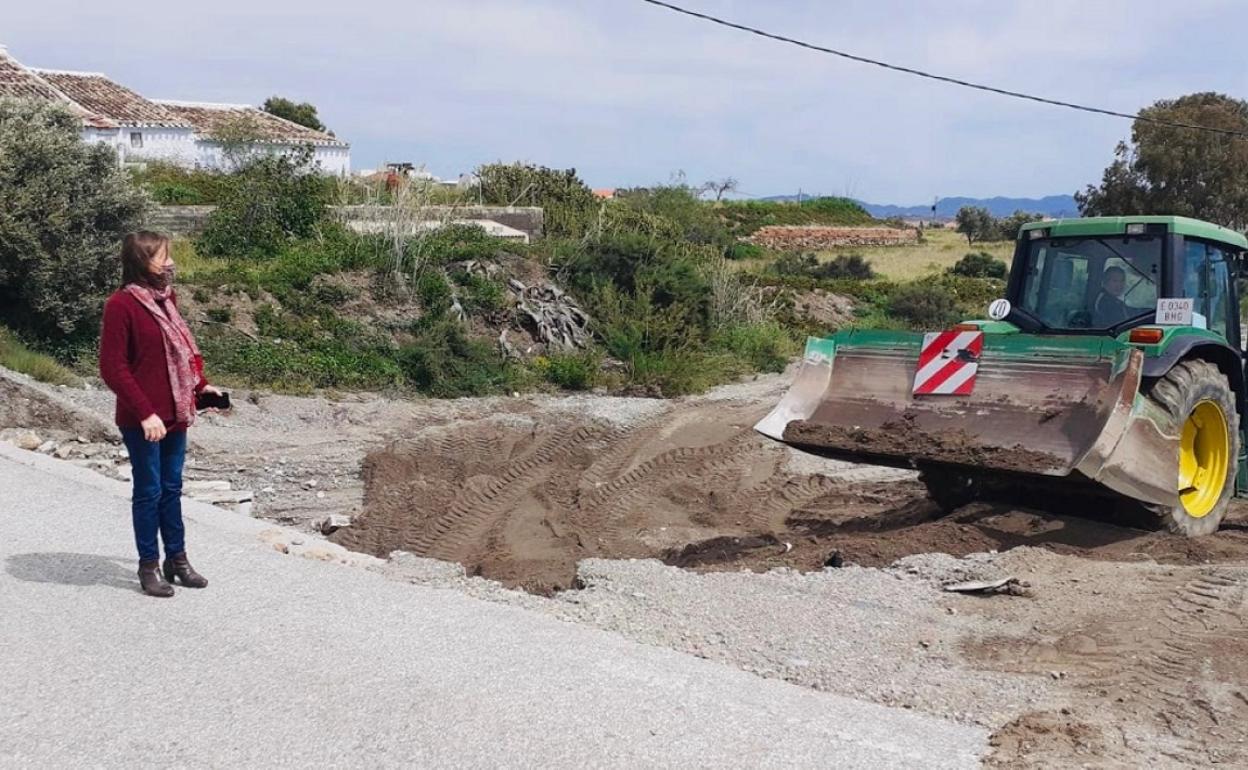 La alcaldesa de Huércal-Overa comprueba las obras de urgencia. 