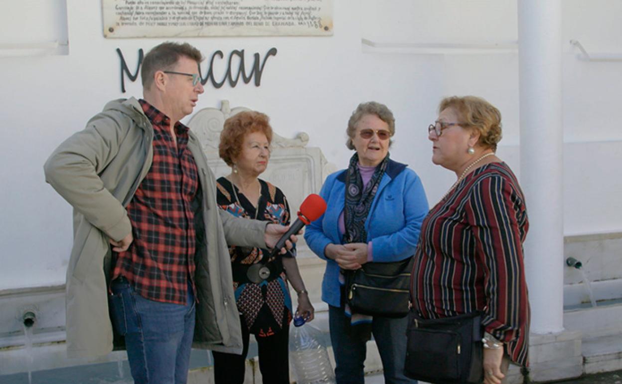 Jorge Cadaval entrevista a unas vecinas en la Fuente. 