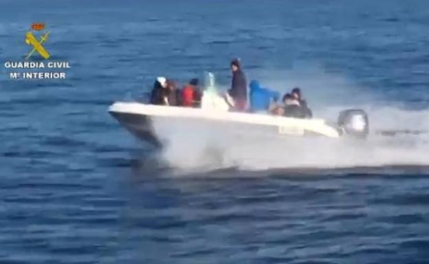 Imágenes de una embarcación en alta mar cedidas por Guardia Civil.