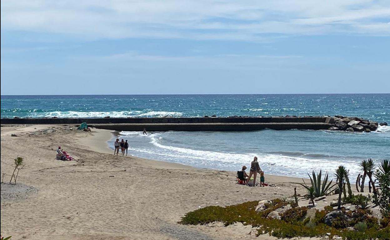 Tímidamente algunos vecinos acudían esta mañana a las playas para darse el primer baño del año. 