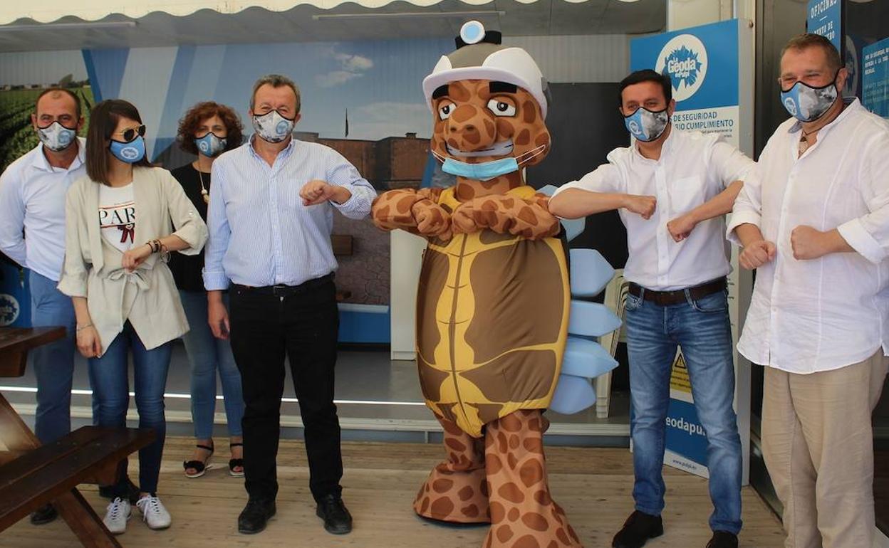 La mascota de la Geoda, Terrín, preparada para recibir visitantes