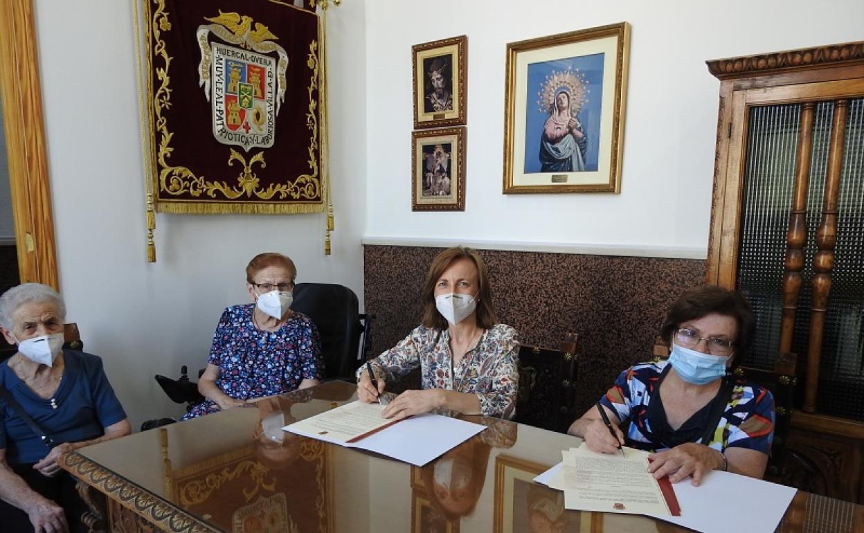 La alcaldesa rubrica el convenio con la asociación de personas con discapacidad Virgen del Río. 
