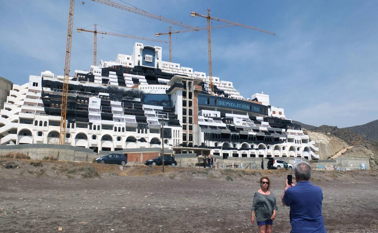 Hotel Algarrobico pintado por activistas de Greenpeace.