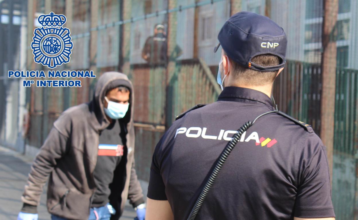 Sucesos en Almería | A prisión los detenidos de patronear una patera rescatada en la costa de Mojácar