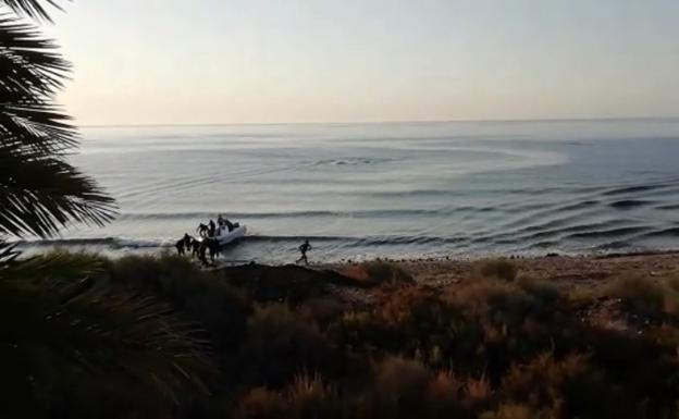 Llegada de la embarcación a la playa de Pozo del Esparto.