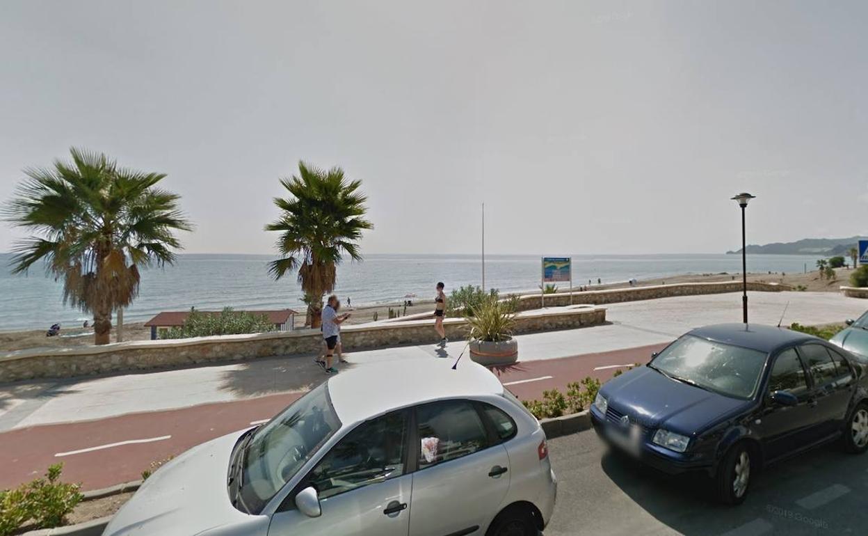 Inmigración en Almería | Llega una patera a plena luz del día a una playa de Mojácar