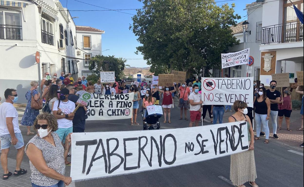 El PSOE de Taberno acusa al PP de dar la espalda al pueblo con la macrogranja porcina