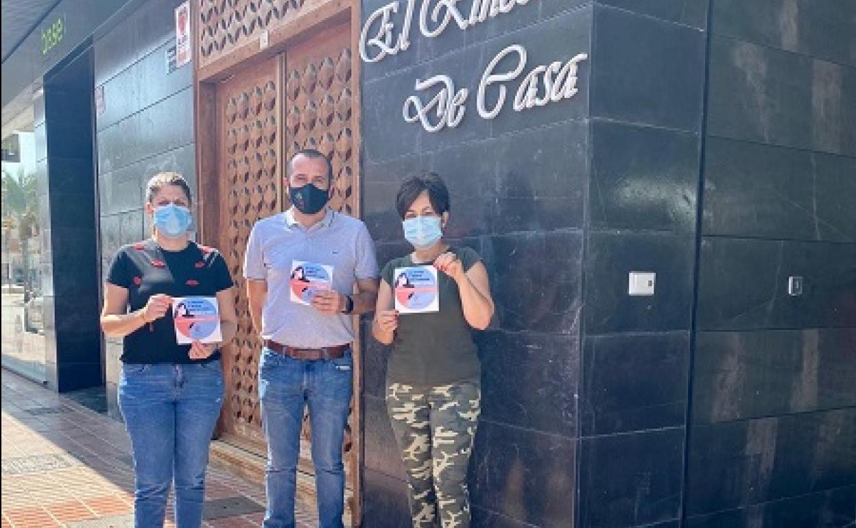 Concejales de Movilidad y Comercio junto a una representante del comercio local. 