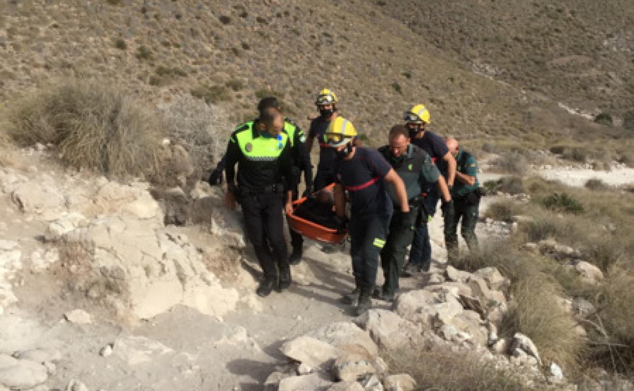 Sucesos en Almería | Rescatan a un hombre que se había fracturado la pierna en la playa de Los Muertos