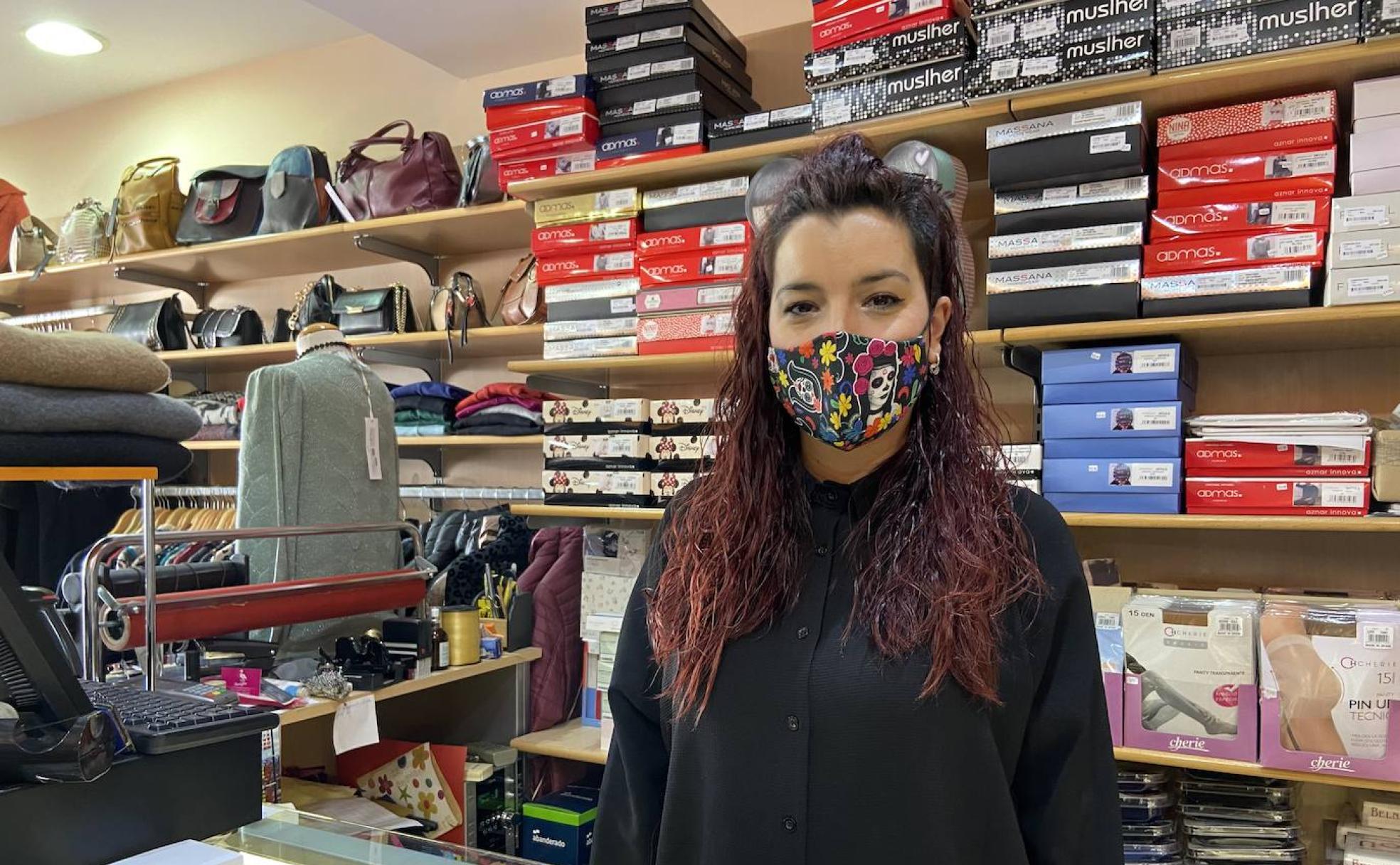 Carmen, dependienta de Nueva Moda. 