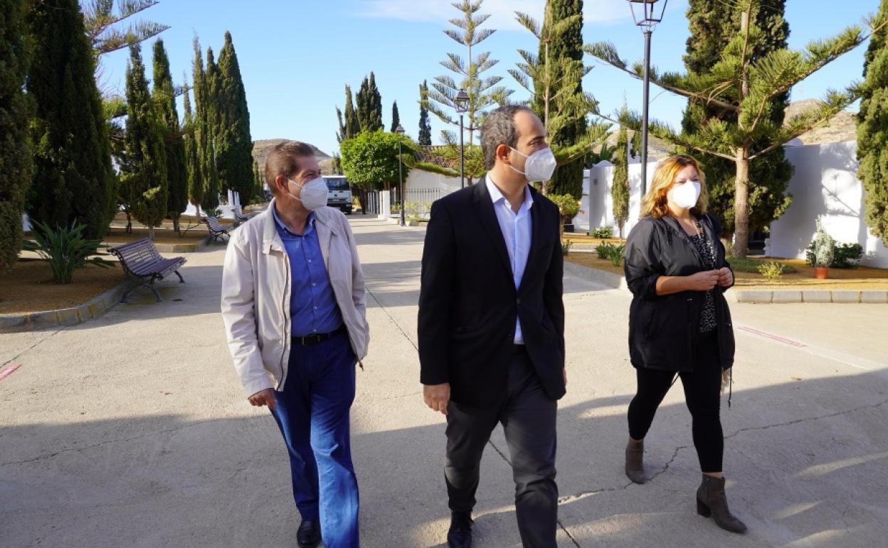 El alcalde, José Luis Amérigo, en su visita al cementerio. 