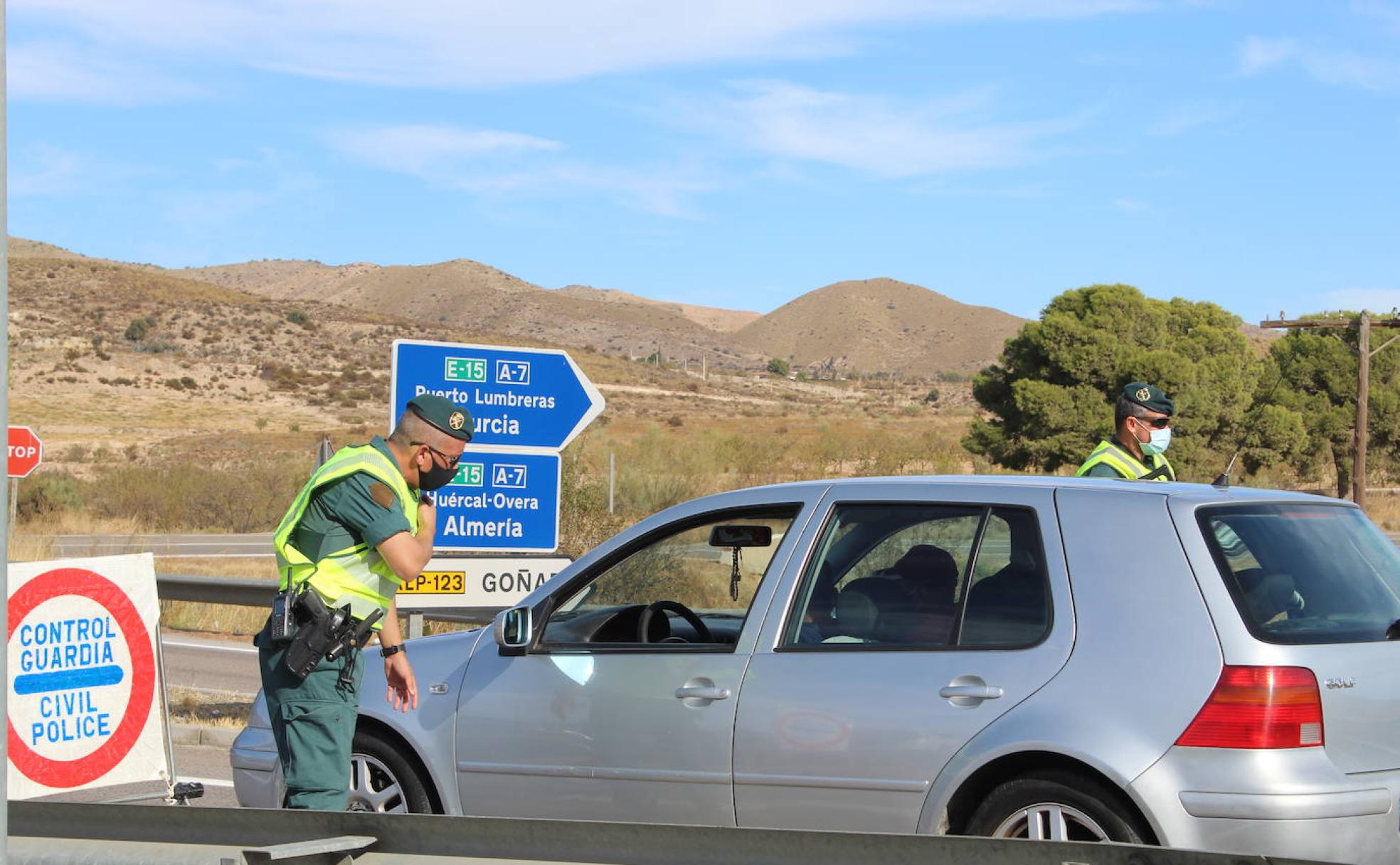 Crisis del coronavirus en Almería | La Guardia Civil da el alto al paso de la Covid-19