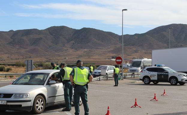 Imagen principal - Crisis del coronavirus en Almería | La Guardia Civil da el alto al paso de la Covid-19
