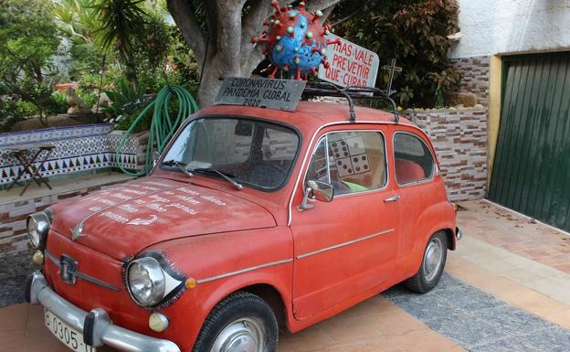 El Seat 600 de Nino con una recreación del Covid-19. 