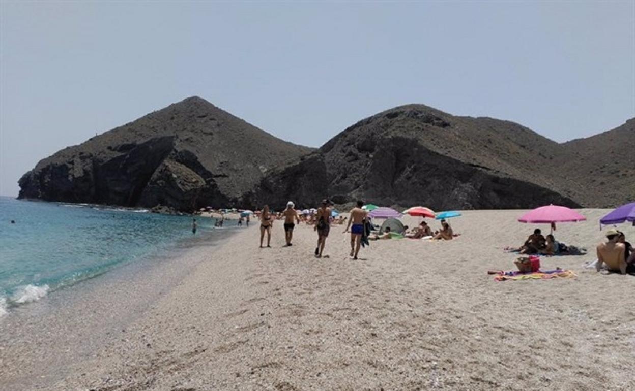 La Playa de Los Muertos activa su aparcamiento y una lanzadera en julio