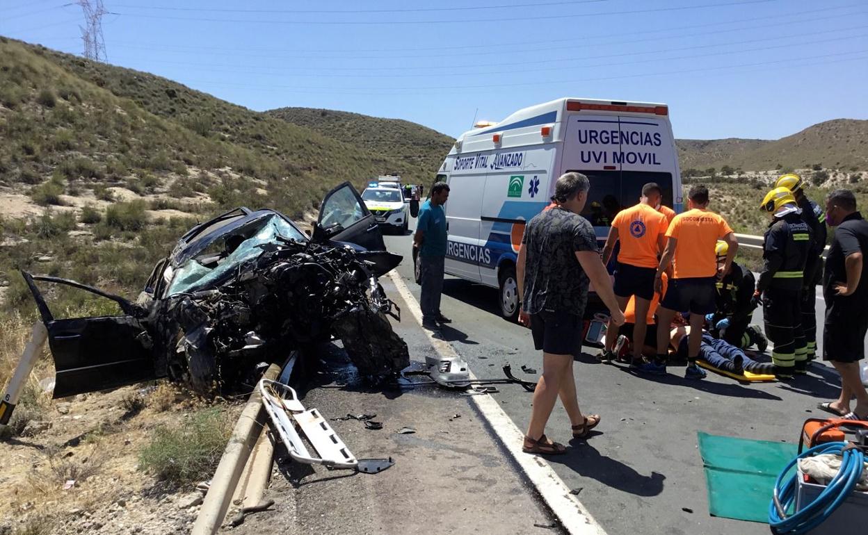 Sucesos en Almería | Fallece un hombre y evacúan en helicóptero a una mujer tras un accidente de coche en Carboneras