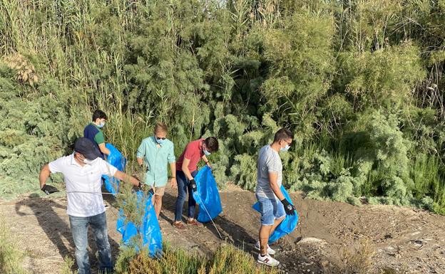 Imagen principal - Almería | Provincia | Vera | Jóvenes del PP se lanzan a limpiar de basura El Salar de los Canos de Vera