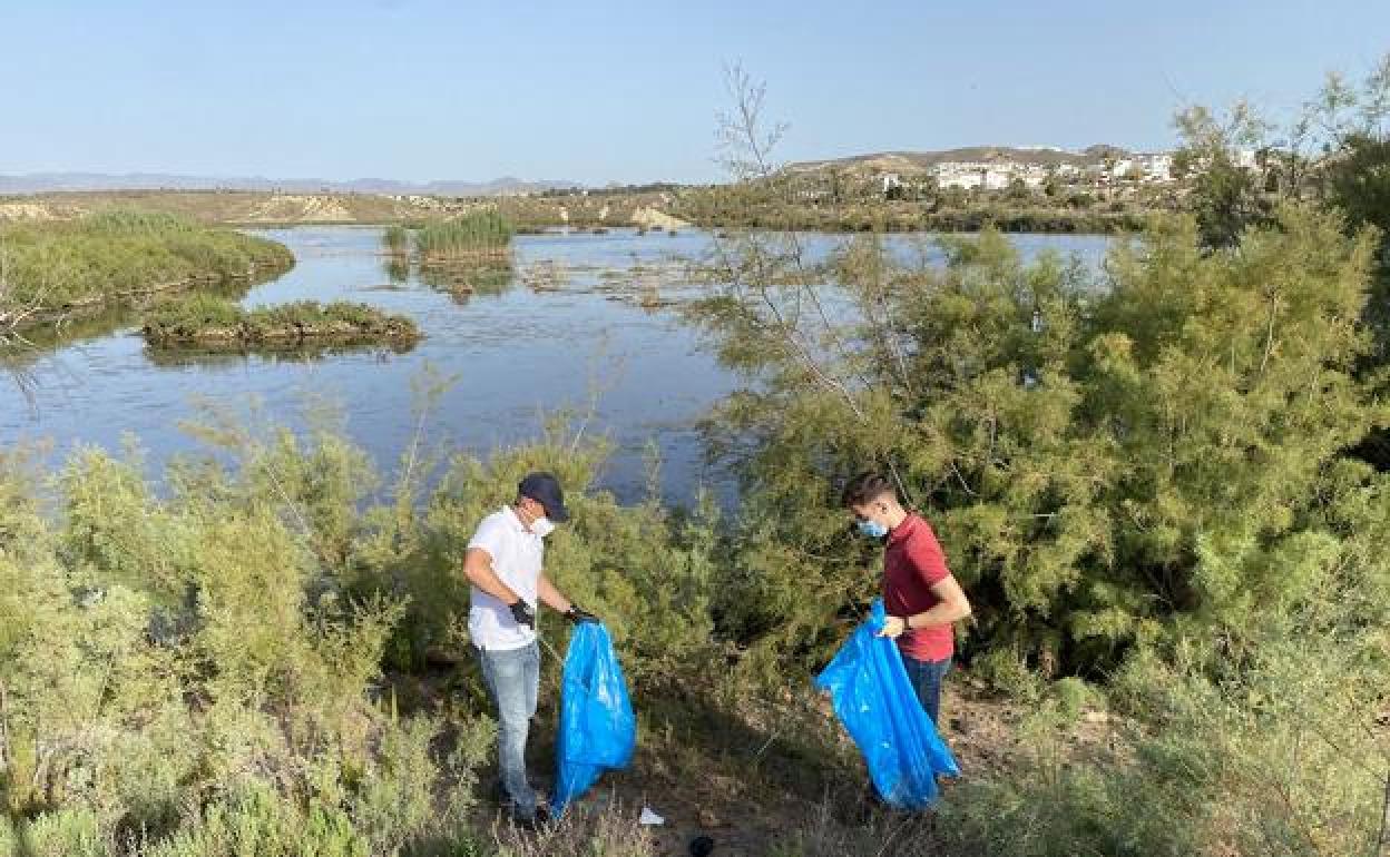 Almería | Provincia | Vera | Jóvenes del PP se lanzan a limpiar de basura El Salar de los Canos de Vera