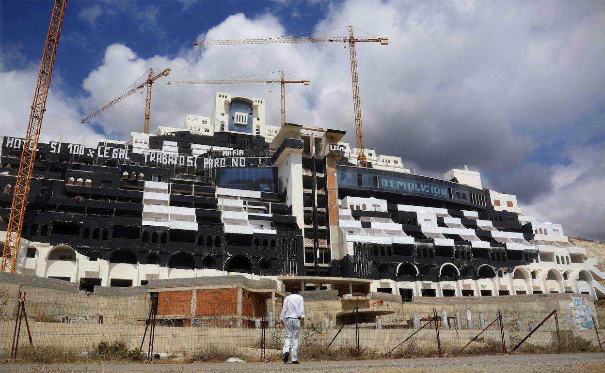 El TSJA concluye que hay «indicios suficientes» de que la licencia de El Algarrobico «infringe» la Ley