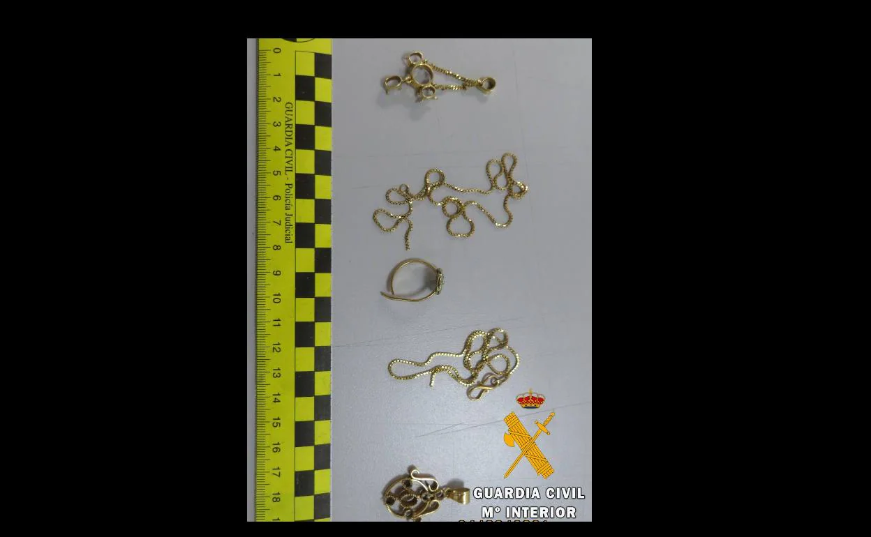 Algunas de las joyas recuperadas por la Guardia Civil de Almería