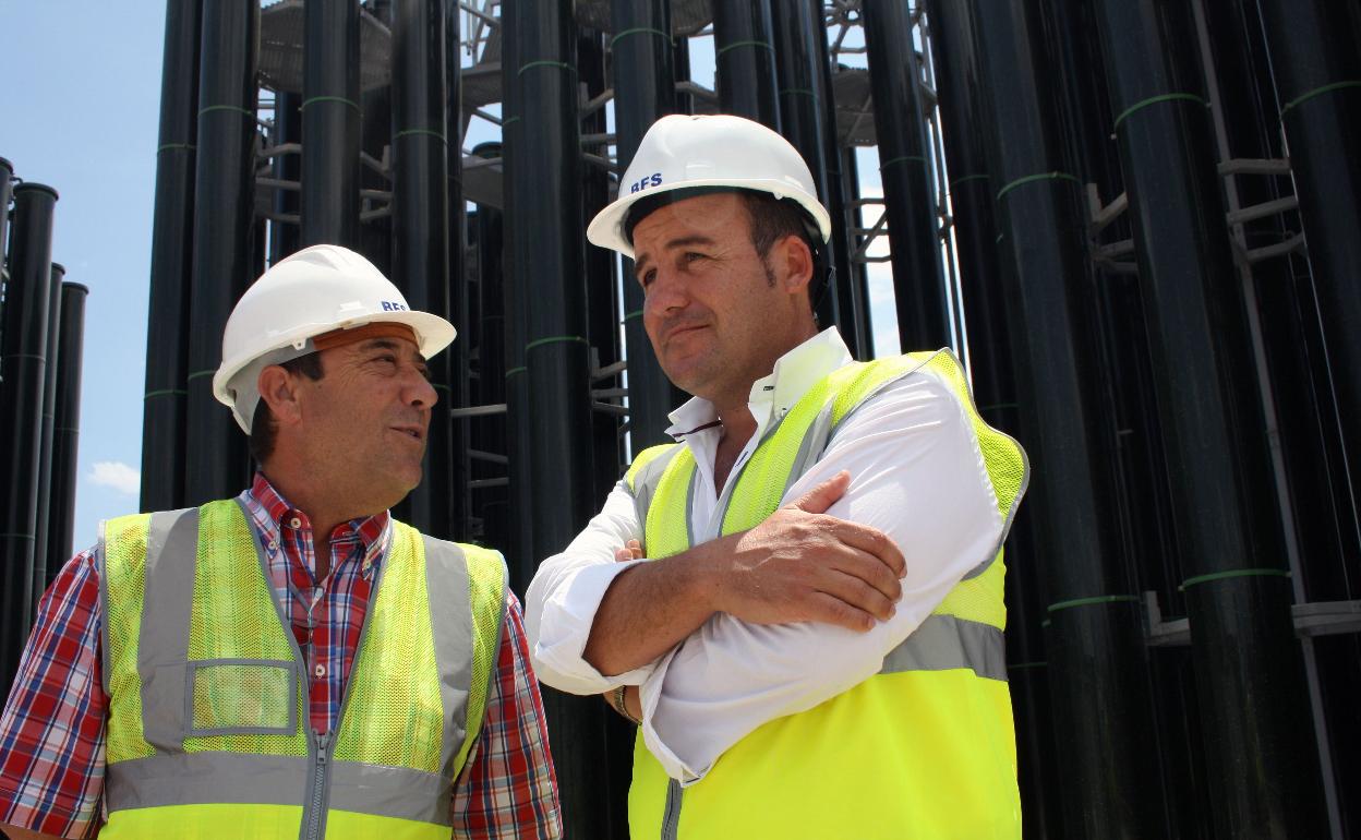 El exalcalde de Carboneras, Salvador Hernández (a la derecha), en su visita a unas obras.