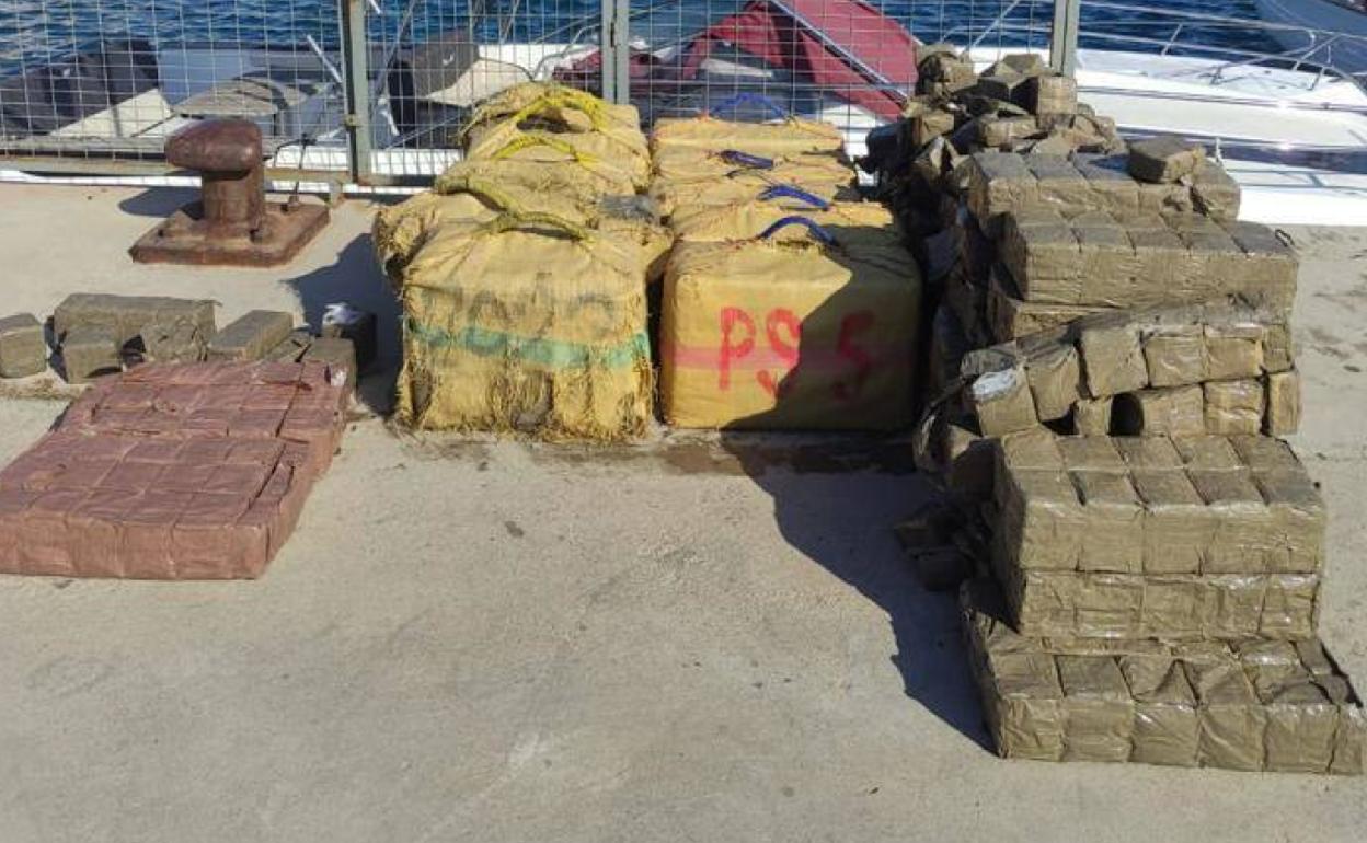 Entran en el puerto de Carboneras en un barco de recreo a gran velocidad y la Guardia Civil halla droga dentro