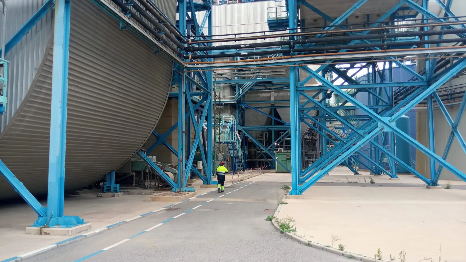 Un trabajador camina por las instalaciones de la central térmica de Carboneras. 