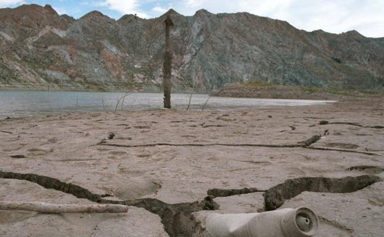 Momentos críticos en el pantano de Cuevas de Almanzora en 2002, con un 0,3% de su capacidad. 