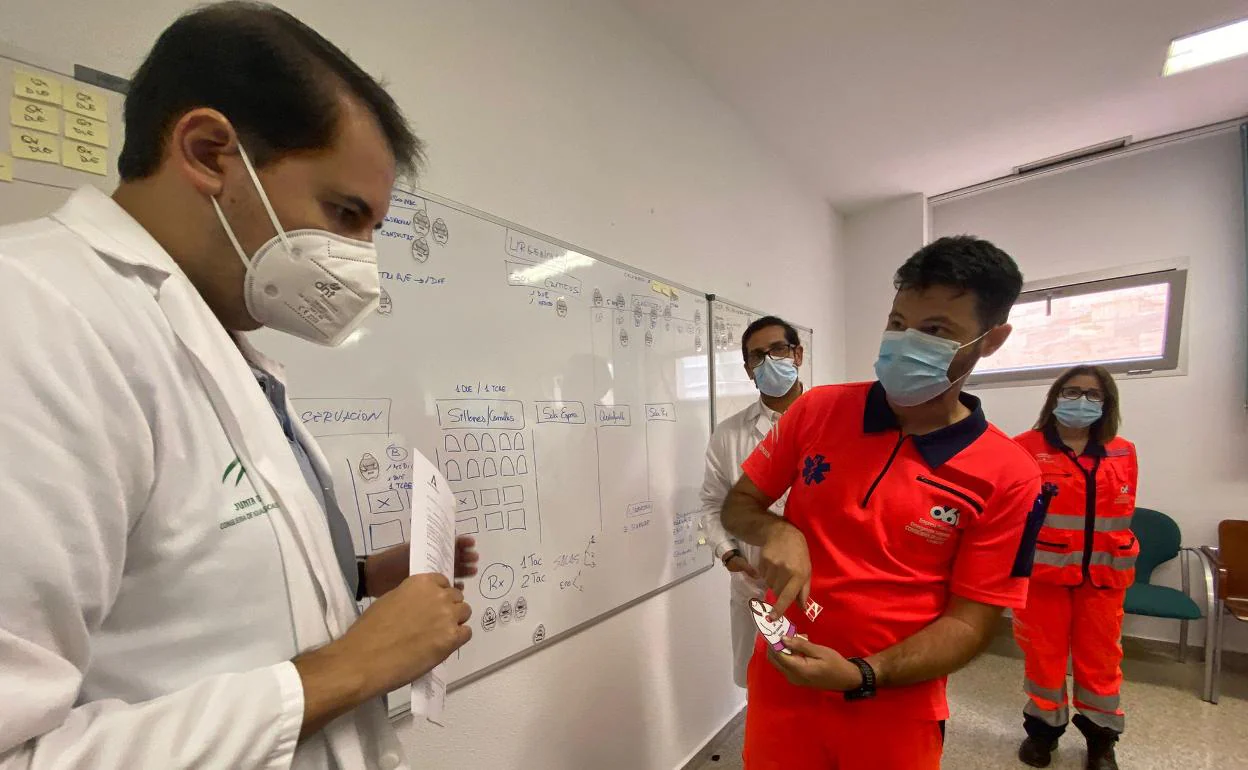 Un momento del simulacro, ayer en el Hospital La Inmaculada.