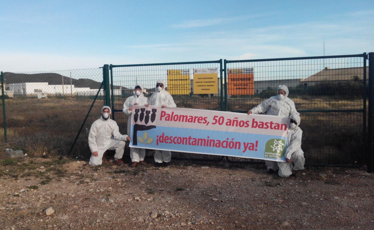 Ecologistas recordando y exigiendo actuar en Palomares.