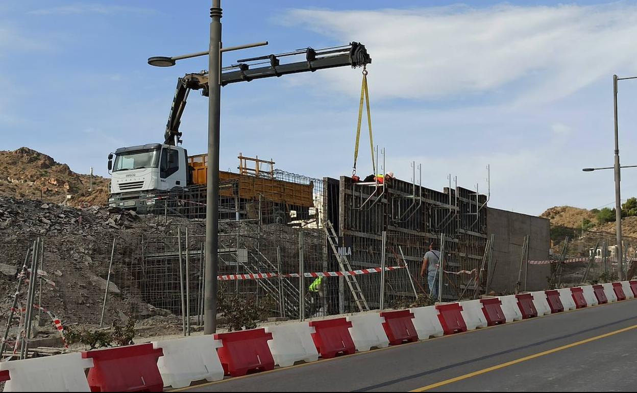 Construcción de un muro en la carretera de subida a Mojácar pueblo. 