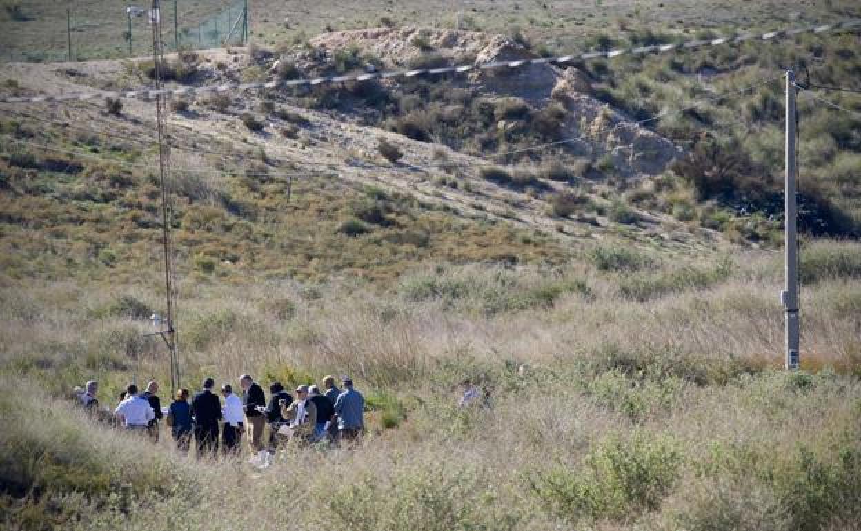 Imagen de archivo de una visita al área contaminada de Palomares. 