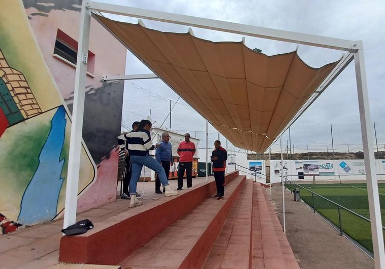 Cuevas dota a la grada del estadio de fútbol Andrés Soler con zona de sombra