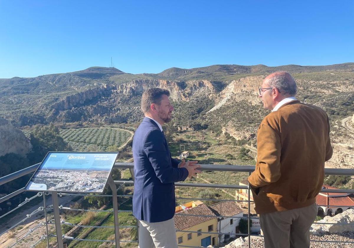 El delegado de Cultura junto con el alcalde de Sorbas, en una visita al municipio.
