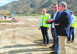 El subdelegado, junto al alcalde de Cuevas y el gerente territorial de Acuamed.