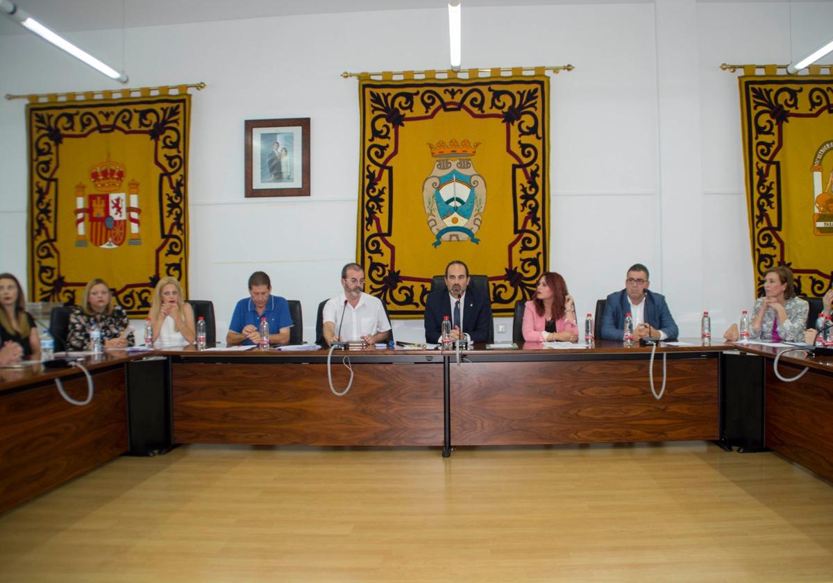 El alcalde de Carboneras, José Luis Amérigo, durante la celebración de una sesión plenaria.