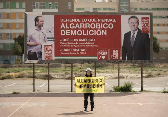 Greenpeace reclama la autoría de los carteles del PSOE pidiendo la demolición del Algarrobico