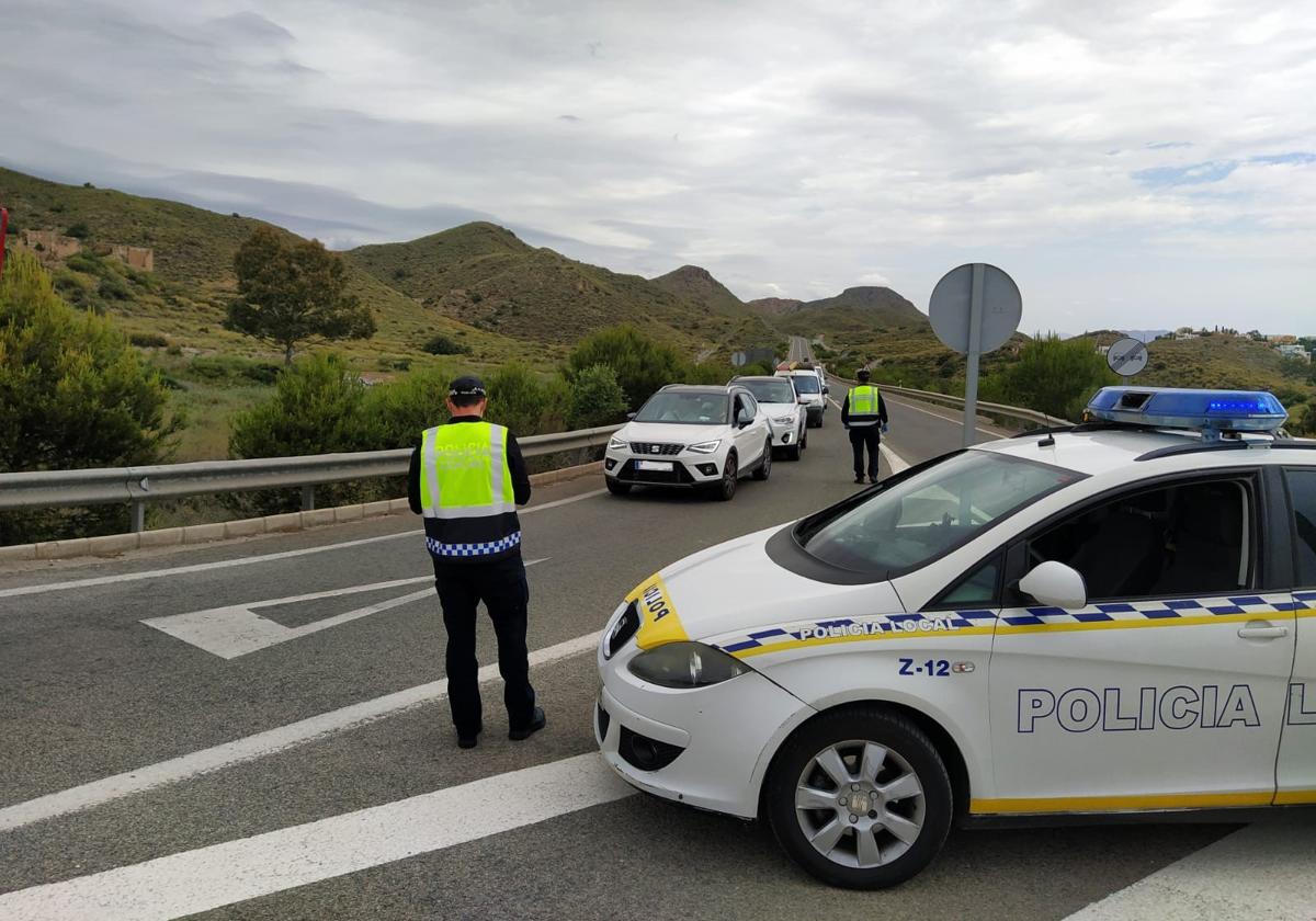 Control de la Policía Local en Mojácar.