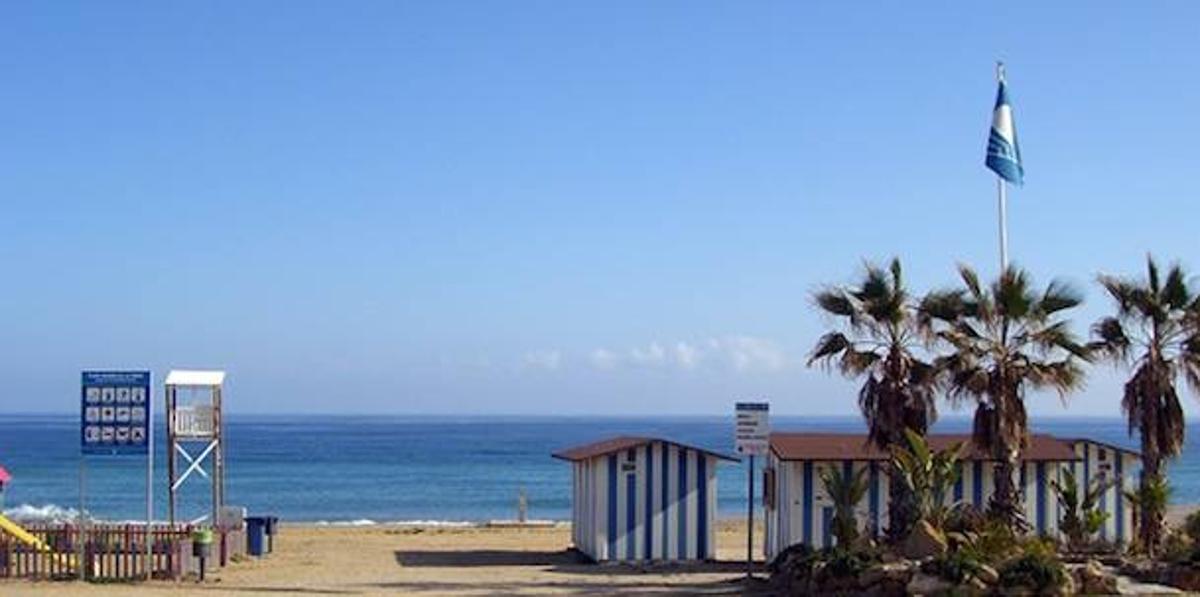 Una playa de Mojácar con badera azul, en años anteriores.