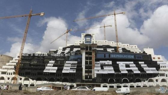 Carboneras comunica al TSJA la «desclasificación» del Algarrobico y defiende el procedimiento usado