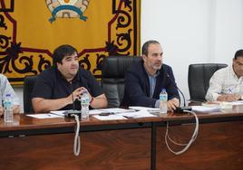 El alcalde de Carboneras, José Luis Amérigo (centro), durante el pleno donde se aprobó la declaración.