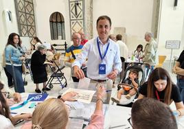 Alfonso García, candidato del PP de Vera, vota en su municipio.