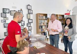 Antonio Fernández Liria, candidato del PSOE, vota en su municipio.