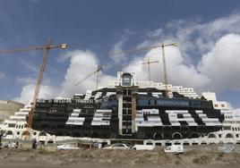 Una de las pintadas realizadas sobre el hotel de El Algarrobico.