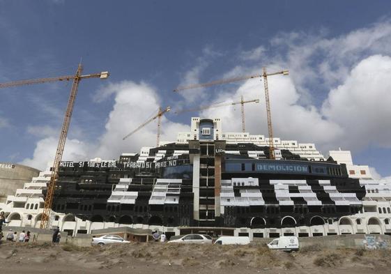 Una de las pintadas realizadas sobre el hotel de El Algarrobico.